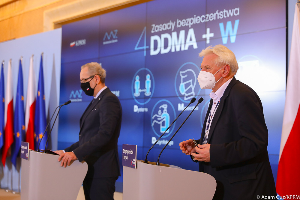 Prof. Andrzej Horban i minister Andrzej Niedzielski podczas konferencji prasowej. Obaj mają maseczki. W tle ekran z zasadami bezpieczeństwa: DDMA + W (dystans, dezynfekcja, maseczki plus wietrzenie)