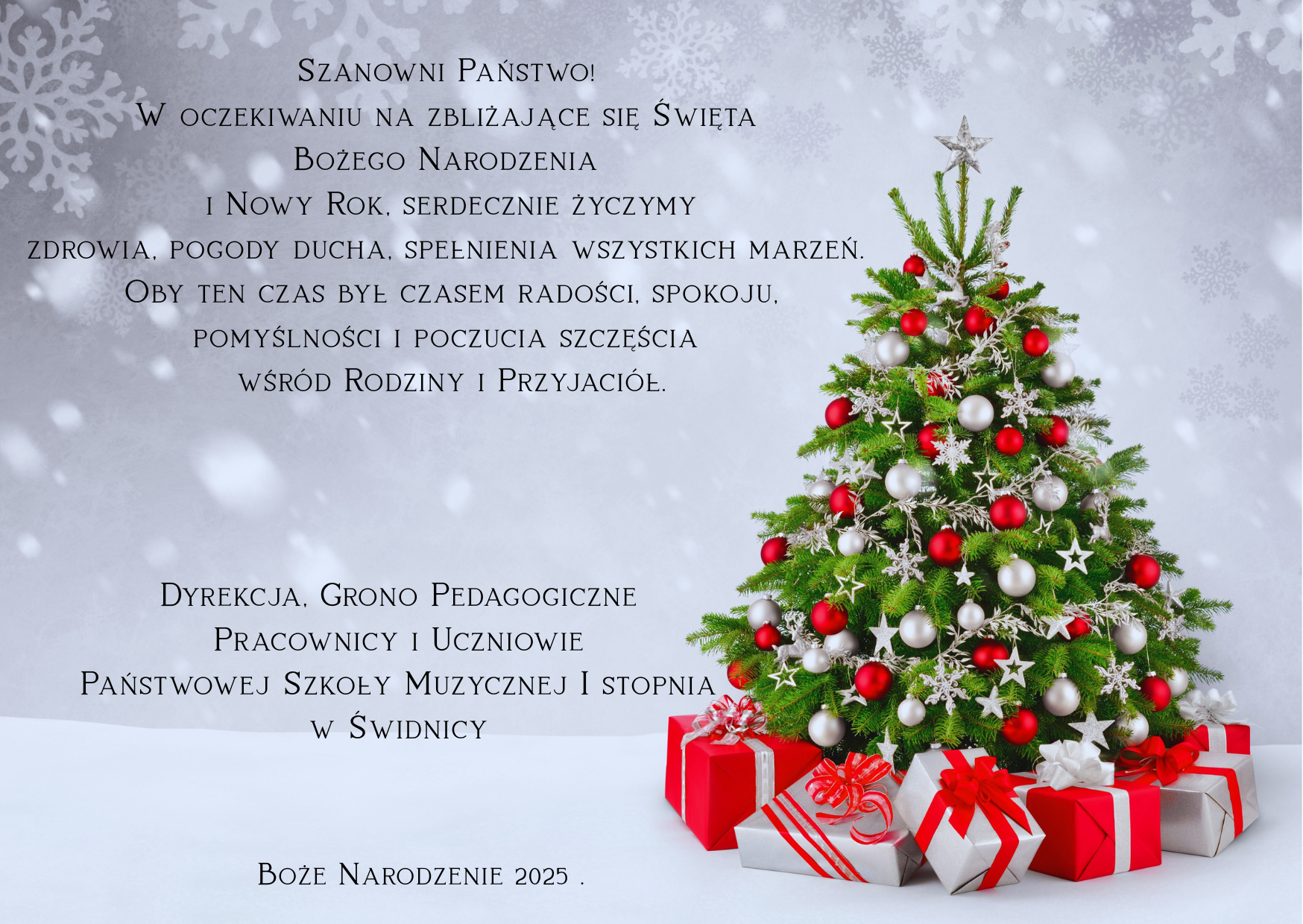 Szare tło z elementami padającego śniegu , po prawej kolorowa choinka z prezentami. Po prawej czarną czcionką mapisane życzenia świąteczne.