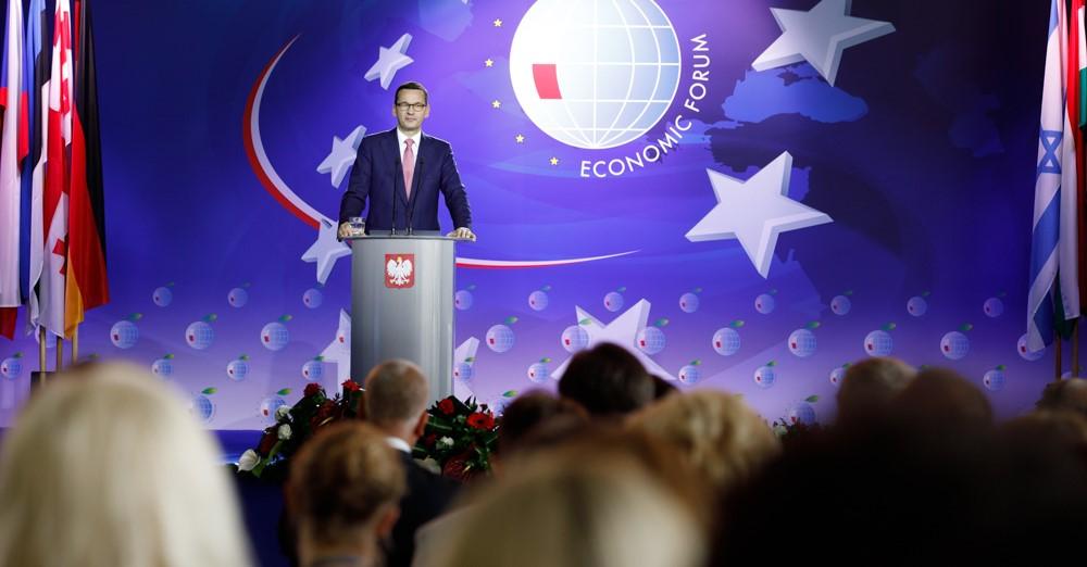Premier Mateusz Morawiecki przy mównicy na Forum Ekonomicznym.
