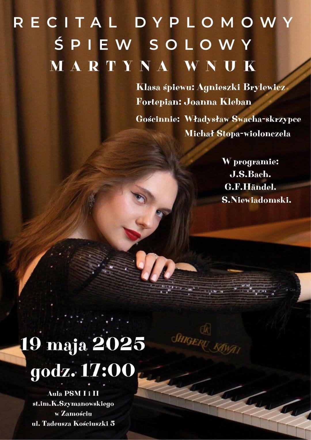 Plakat zapowiada recital dyplomowy Martyny Wnuk z klasy śpiewu solowego Agnieszki Brylewicz, który odbedzie się 19 maja 2025 o godz. 17.00 w Auli PSM w Zamościu. Przy fortepianie Joanna Kleban. Gościnnie: W. Swacha, M. Stopa. Głównym motywem graficznym jest zdjęcie Martyny Wnuk w stroju koncertowym, siedzącej przy fortepianie. 