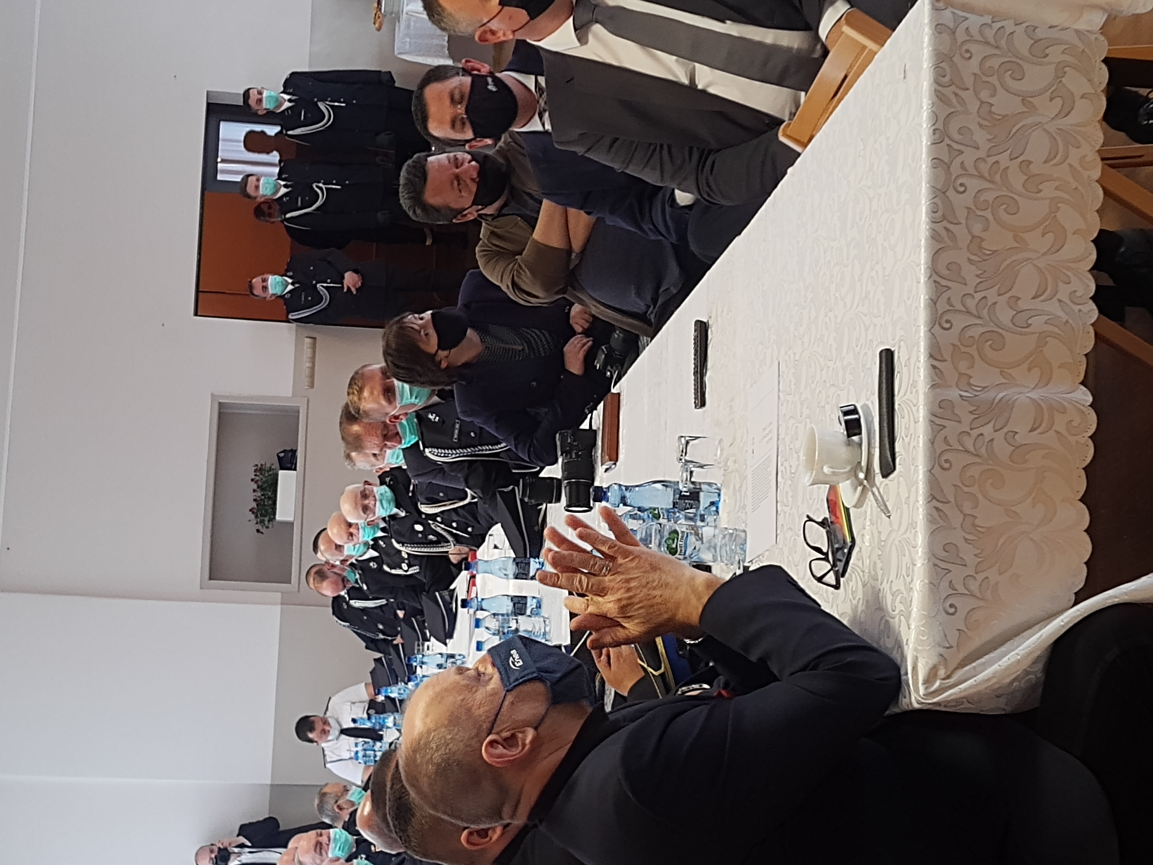 Druhowie ochotnicy siedzący przy stolikach podczas konsultacji społecznych projektu ustawy o OSP. 