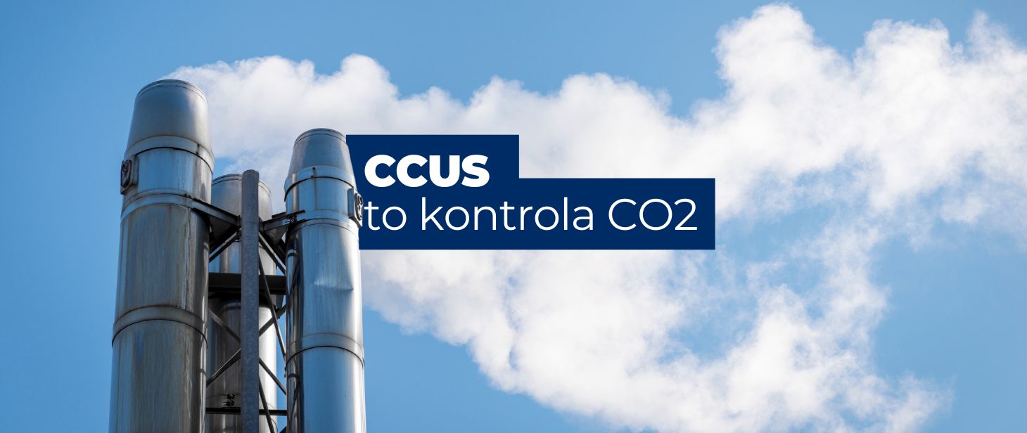 na zdjęciu widoczne są metalowe zbiorniki przemysłowe, obok nich napis CCUS to kontrola CO2. 