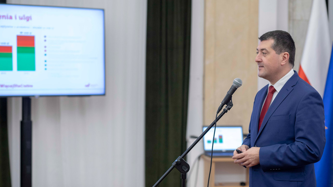 Minister Leszek Skiba podczas wypowiedzi na konferencji prasowej