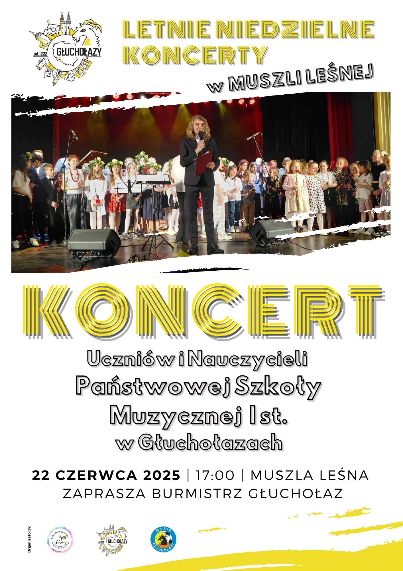 Plakat biale tło centralnie zdjęcia panoramiczne przedstawiające zebrane na scenie dzieci szkoły muzycznej w Głuchołazach na pierwszym planie dyrektor szkoły z długimi włosami, w garniturze z mikrofonem w ręku. W lewym górnym rogu ozdobne logo Głuchołaz z wyeksponowaną kozią głową oraz zarysami budynków Głuchołazy. Napisy w kolorze złotym: letnie niedzielne koncerty w Muszli Leśnej, poniżej napis: Koncert przy nauczycieli Państwowej Szkoły muzycznej pierwszego stopnia Głuchołazach 22 czerwca 2025 17:00 Muszla Leśna Zaprasza Burmistrz Głuchołaz, z lewej strony loga Centrum Kultury Głuchołazy szkoły muzycznej