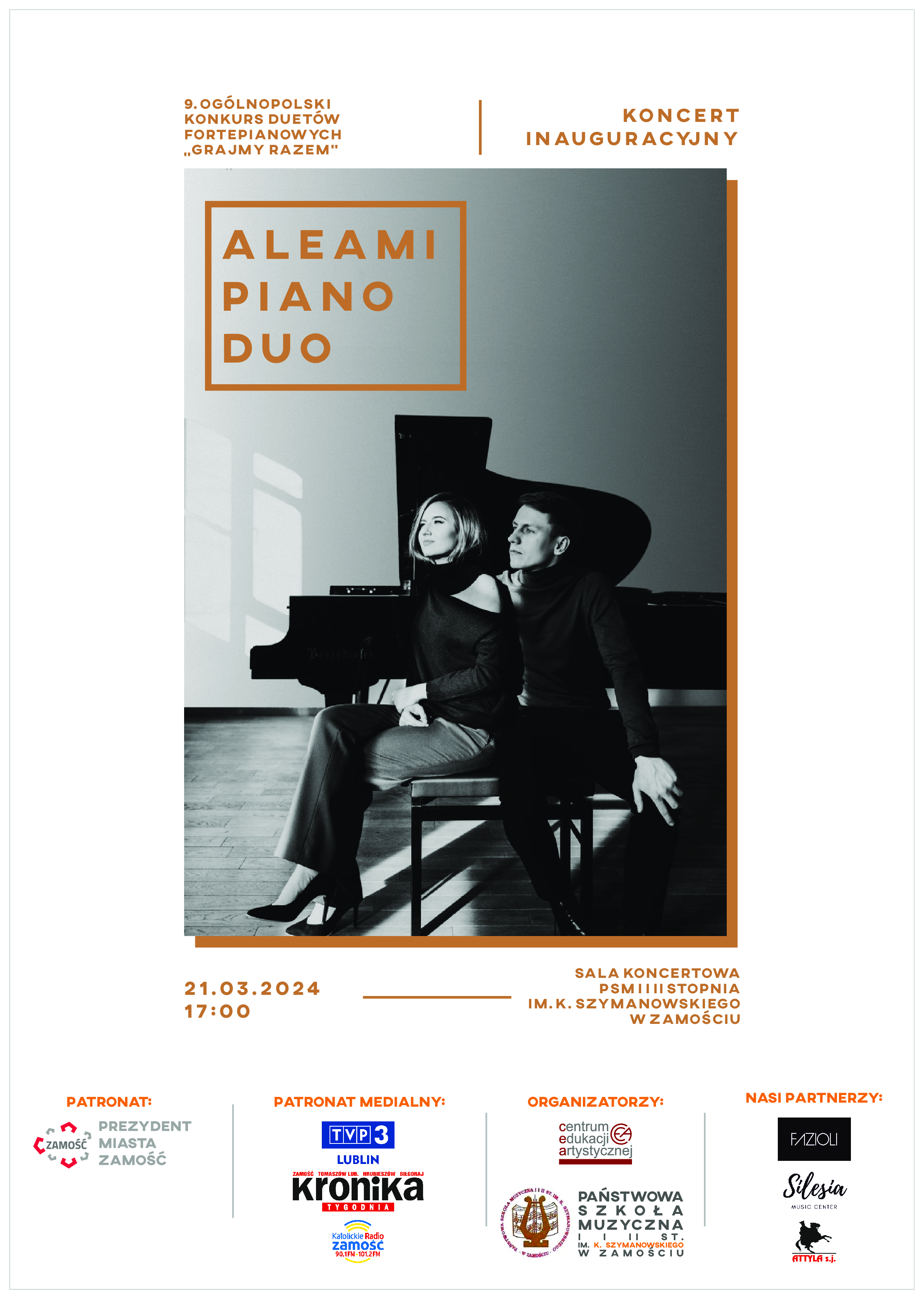 W centrum plakatu, czarno-białe zdjęcie przedstawiające pianistkę i pianistę siedzących na szerokim stołku do fortepianu w luźnej pozie, spoglądających w lewo. Za nimi, widać fortepian z otwartą klapą. u góry, po lewej stronie napis: "ALEAMI PIANO DUO" w kolorze pomarańczowym w kwadratowej obwódce również w kolorze pomarańczowym. Poza tym na plakacie znajdują się informacje tekstowe, czcionką w kolorze pomarańczowo-brązowym. U góry plakatu napis: " 9 Ogólnopolski Konkurs Duetów Fortepianowych "Grajmy Razem" a obok napis: "Koncert Inauguracyjny". Poniżej zdjęcia informacje o koncercie o treści: "21.03.2024, 17.00", a obok informacja: "Sala Koncertowa PSM I i II stopnia im. K. Szymanowskiego w Zamościu". U dołu plakatu obszar podzielony na cztery obszary. Pierwszy od lewej o tytule: "Patronat" a w nim napis "Prezydent Miasta Zamość" oraz logo. Drugi obszar o tytule: "Patronat Medialny" a w nim logo patronów: TVP3 Lublin, Kronika Tygodnia, Katolickie Radio Zamość. Trzeci obszar o tytule" "Organizatorzy" a w nim logo CEA i PSM I i II st. w Zamościu. Czwarty obszar o tytule: "Nasi Partnerzy" a w nim logo "Fazioli", Silesia Music Center i Attyla s.j.