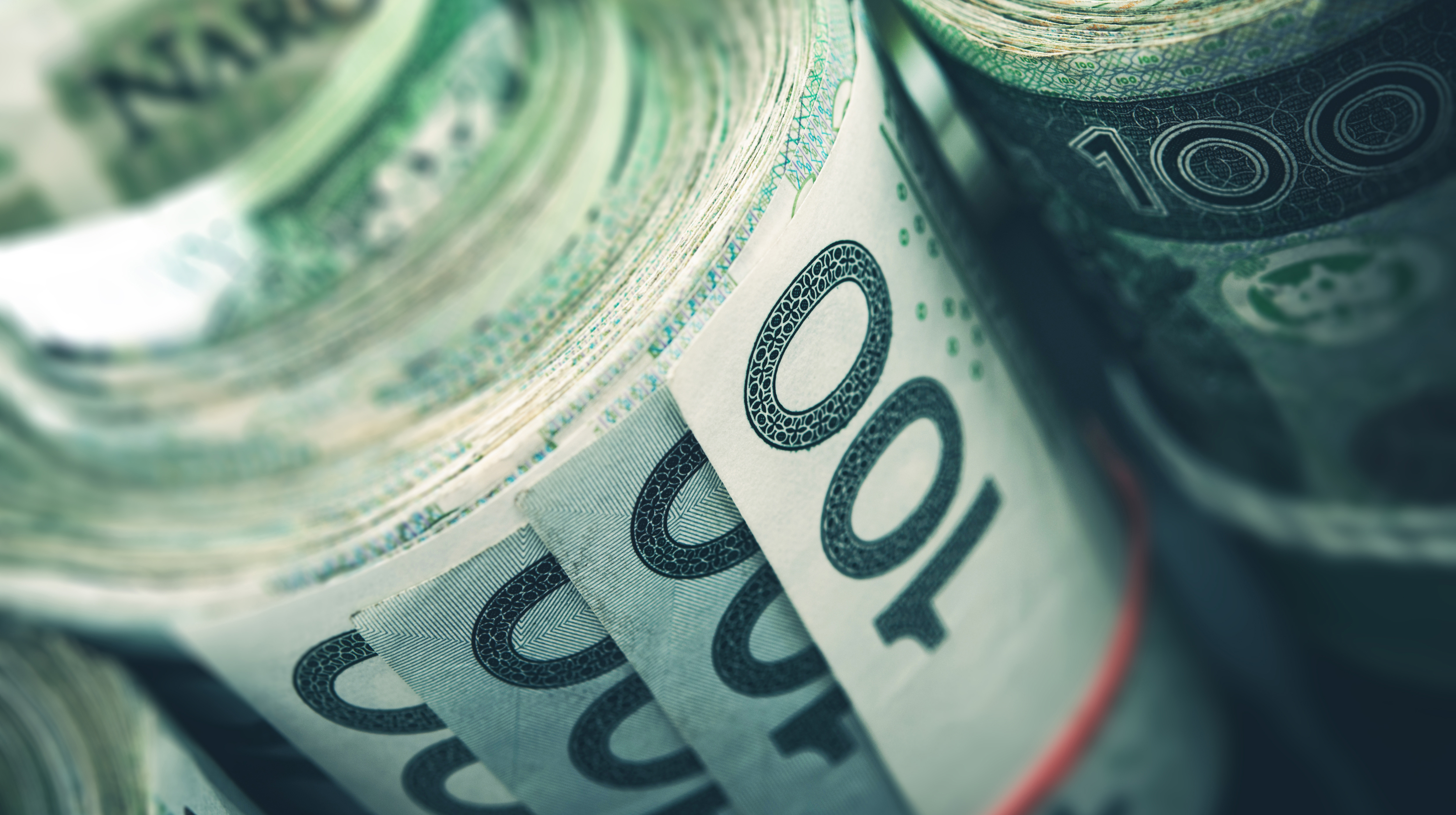 Zrolowane pliki banknotów 100 złotowych