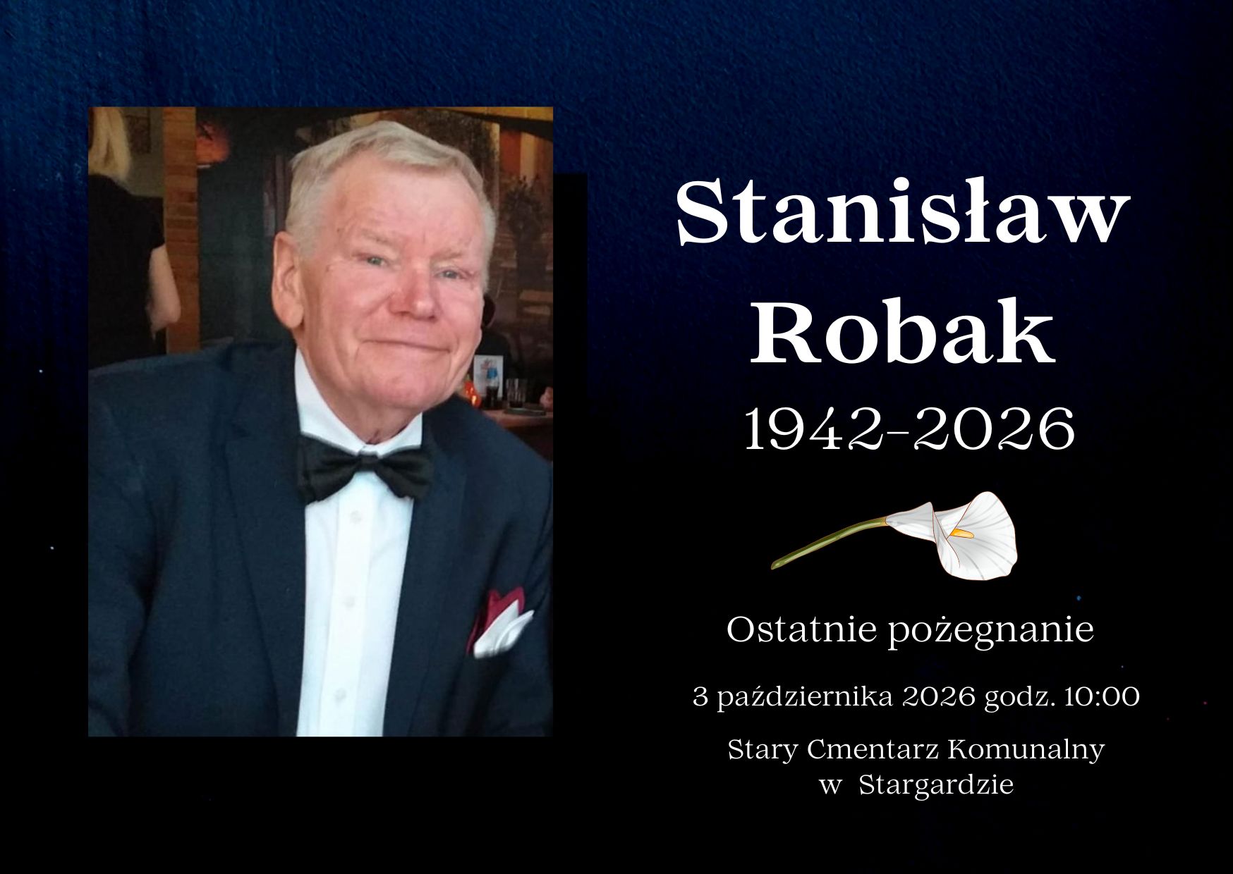 Karta w kolorze granatu i czerni przedstawia zdjęcie śp. Stanisława Robaka, byłego nauczyciela PSM I i II st. w Stargardzie, oraz informację o jego ostatnim pożegnaniu. w dniu 3 października o godz. 10.00 na Starym Cmentarzu Komunalnym w Stargardzie. Na zdjęciu Pan Stanisław, ubrany w granatową marynarkę, białą koszulę i czarną muszkę, lekko się uśmiecha. 