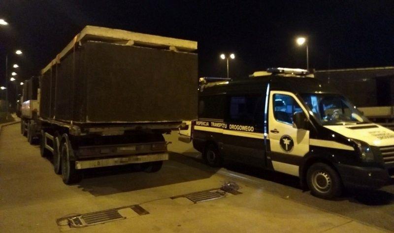 Radiowóz ITD i ciężarówka z szambami