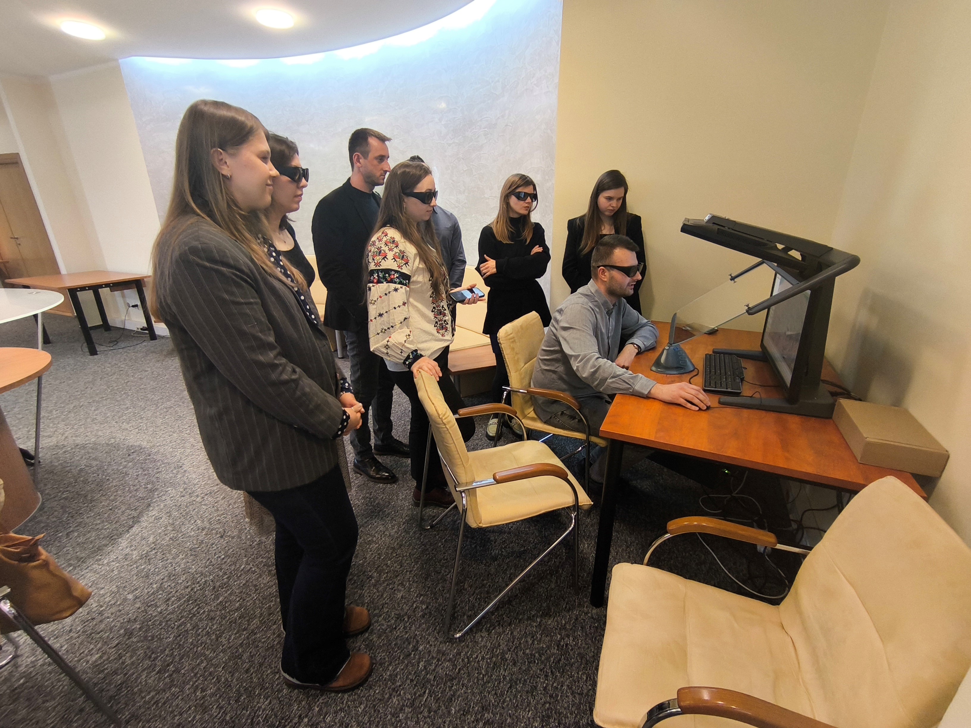 Zdjęcie przedstawia prezentację danych na stacji fotogrametrycznej.