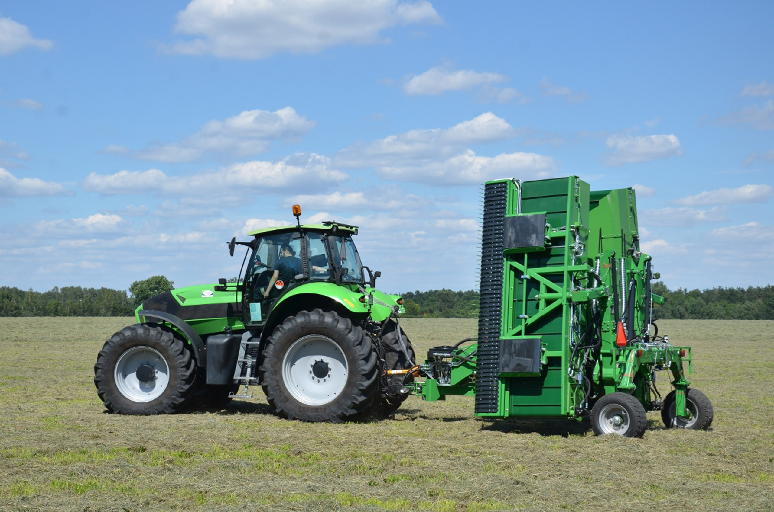 Zgrabiarka podbieraczowo-taśmowa z mechatronicznym systemem sterowania zespołami roboczymi i rejestracją plonu podczas transportu