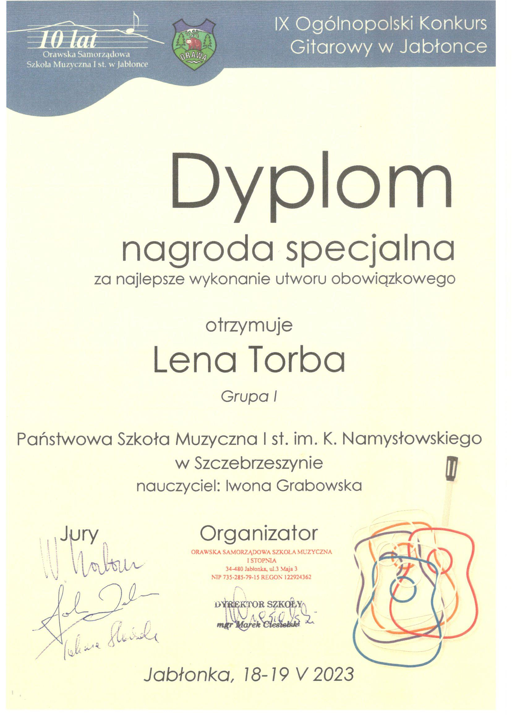 Dyplom utrzymany w żółto - niebieskich barwach. U góry napis: 10 Orawska Samorządowa Szkoła Muzyczna I st. w Jabłonce, IX Ogólnopolski konkurs gitarowy w Jabłonce. Poniżej napis: Dyplom nagroda specjalna za najlepsze wykonanie utworu obowiązkowego otrzymuje Lena Torba grupa I. Państwowa Szkoła Muzyczna I st. im. K. Namysłowskiego w Szczebrzeszynie nauczyciel : Iwona Grabowska. Poniżej Podpisy Jury, pieczątka organizatora oraz pieczątka i podpis dyrektora szkoły. Lekko po prawej szkic gitary
