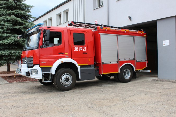 Samochód ratowniczo-gaśniczy Mercedes Atego.