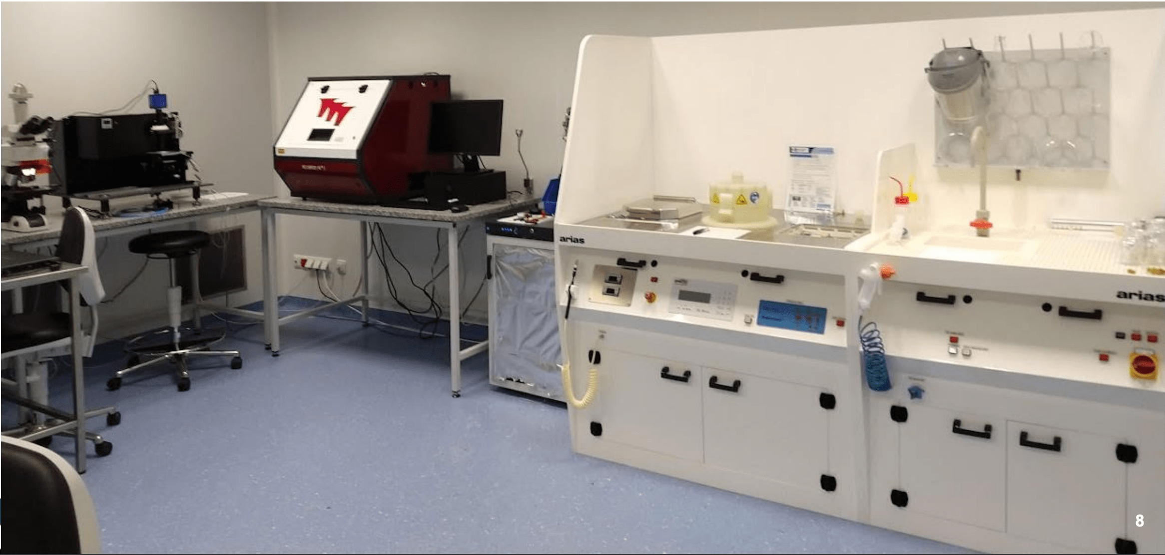 Stół procesowy oraz urządzenie do litografii optycznej – w pomieszczeniu czystym Akademic-kiego Centrum Materiałów i Nanotechnologii AGH