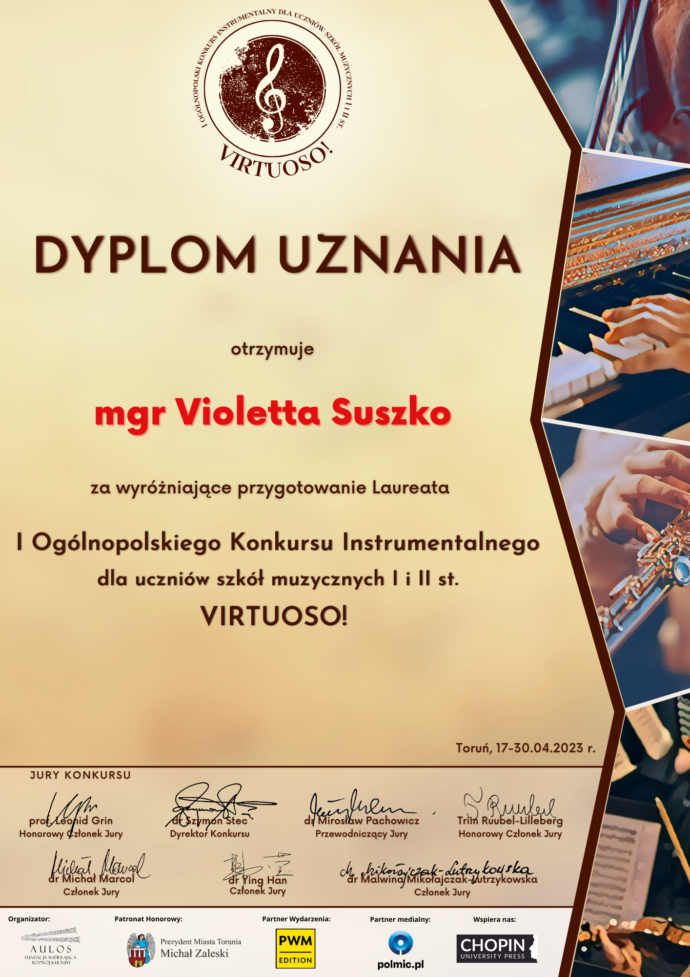 Dyplom uznania umieszczony jest na takim samym tle jak plakat informujący o wydarzeniu. mgr Violetta Suszko zdobyła dyplom za wyróżniające przygotowanie Laureata I Ogólnopolskiego Konkursu Instrumentalnego dla uczniów szkół Muzycznych I i II st VIRTUOSO!