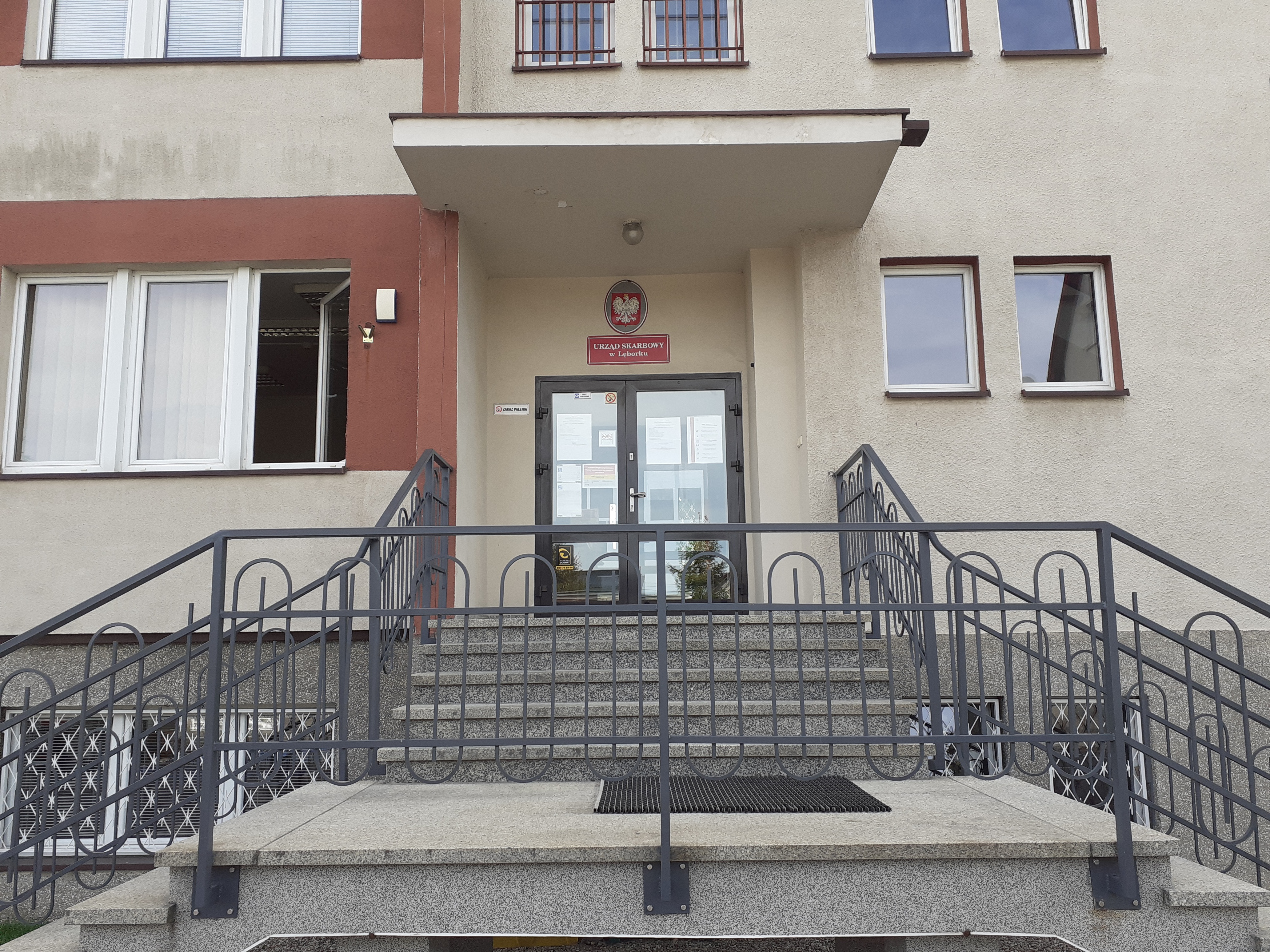 Wejście do budynku Urzędu Skarbowego w Lęborku