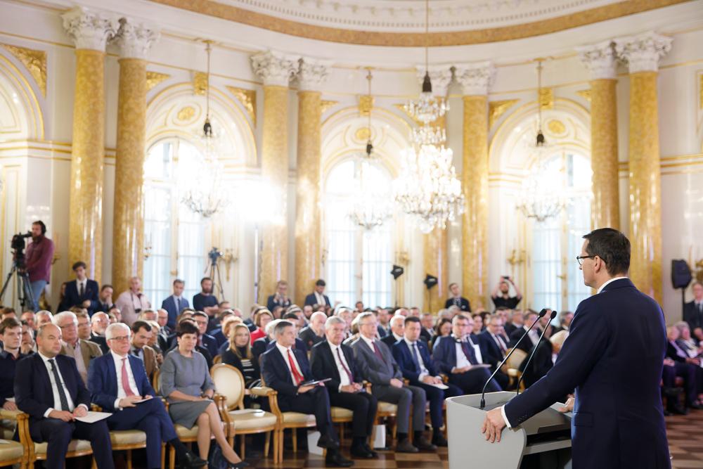 Uczestnicy dyskusji, do których mówi premier Mateusz Morawiecki.