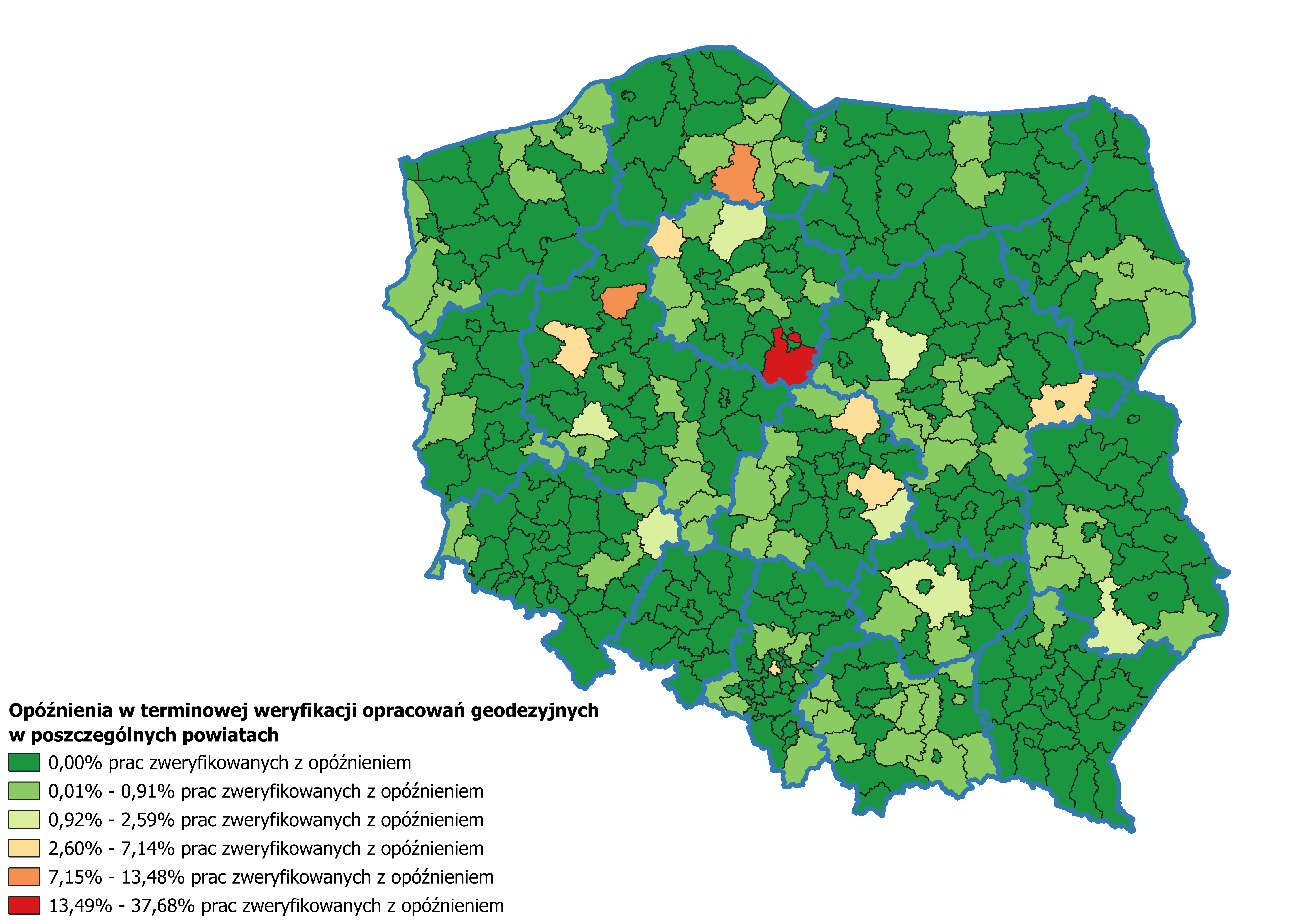 Ilustracja przedstawia mapę Polski obrazującą opóźnienia w terminowej weryfikacji opracowań geodezyjnych w poszczególnych powiatach IV kwartał 2025 roku. Kolorystyka została zróżnicowana stopniowo, począwszy od koloru zielonego oznaczającego najmniejsze opóźnienia, zakończywszy na kolorze czerwonym oznaczającym największe opóźnienia.