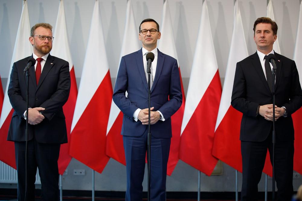 Minister Łukasz Szumowski, premier Mateusz Morawiecki, prof. Leszek Zygner podczas konferencji prasowej.