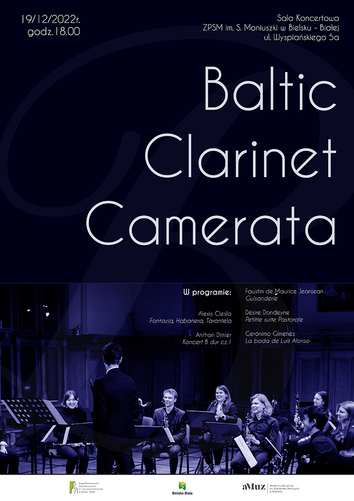 niebieskie tło, białe napisy Baltic Clarinet Camerata koncert w dniu 19.12.2022 godz. 18.00 sala koncertowa ZPSM w Bielsku-Białej, w tle skład orkiestry klarnetowej podczas koncertu