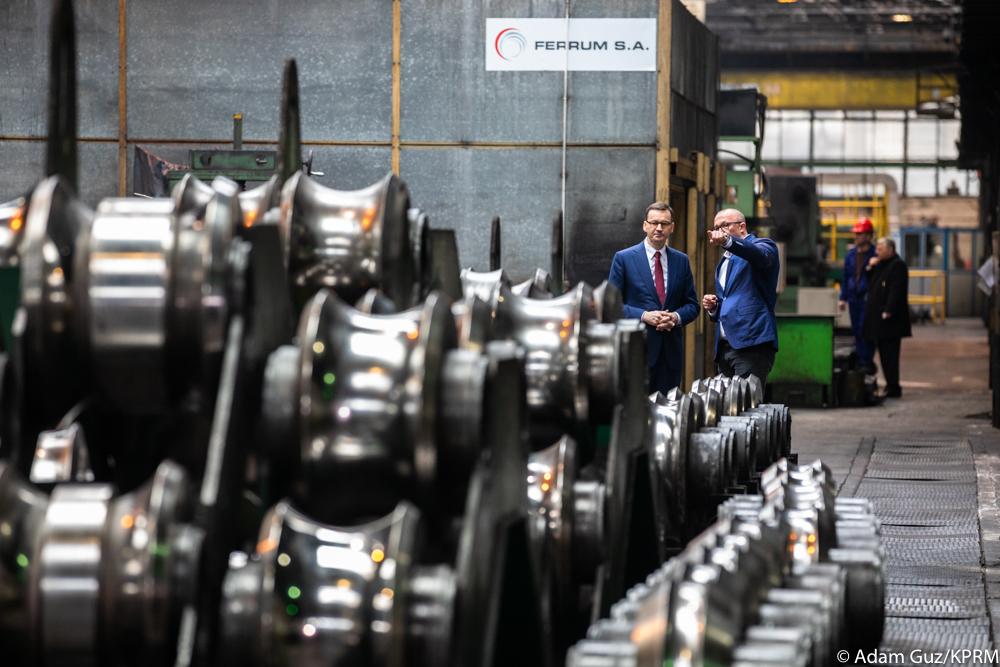 Widok na premiera Mateusza Morawieckiego rozmawiającego z prezesem Ferrum S.A.