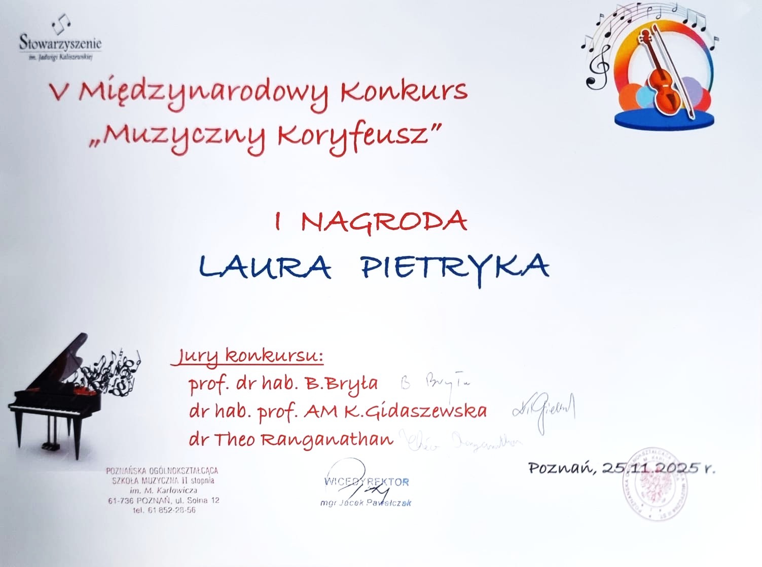 Dyplom V Międzynarodowy Konkurs Muzyczny Koryfeusz Poznań 25.11.2025. Białe tło, czerwone litery, w dolnym rogu fortepian - logo imprezy