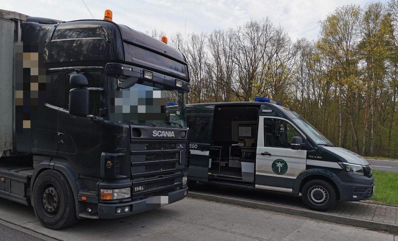 Zatrzymana ciężarówka i stojący obok patrol ITD.