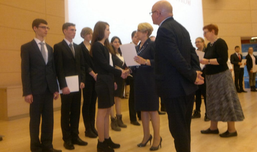 DARIA GINTER UCZENNICA ZSCKR W ZDUŃSKIEJ DĄBROWIE TEGOROCZNĄ STYPENDYSTKĄ PREZESA RADY MINISTRÓW