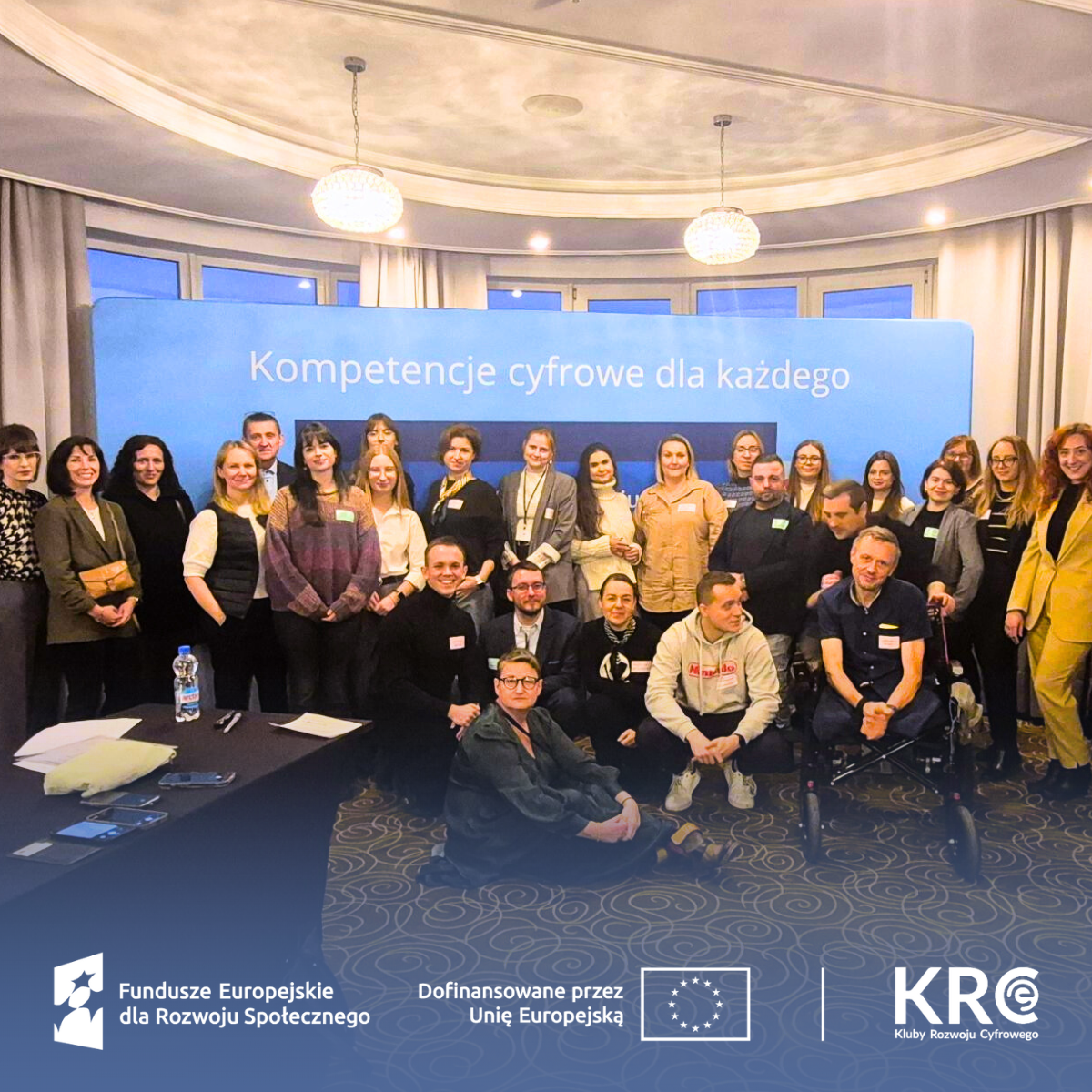  Zespół edukatorek i edukatorów Klubów Rozwoju Cyfrowego na tle ścianki „Kompetencje cyfrowe dla każdego”