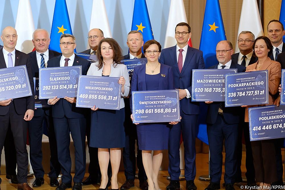 Wojewodowie podczas wspólnego zdjęcia z premierem.