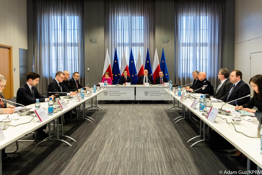 Widok na uczestników odprawy.