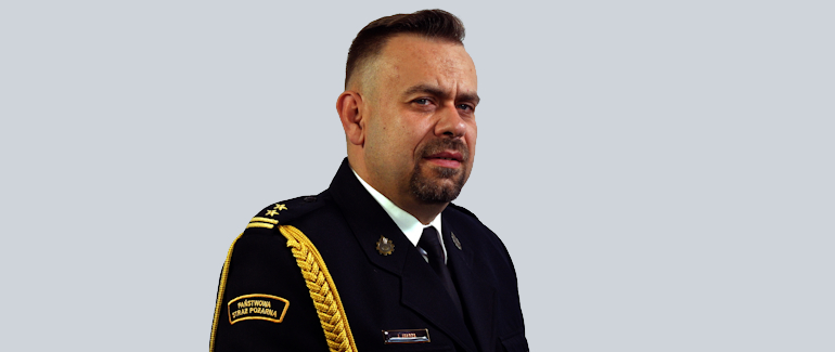 Zdjęcie przedstawia funkcionariusza Państwowej Straży Pożarnej