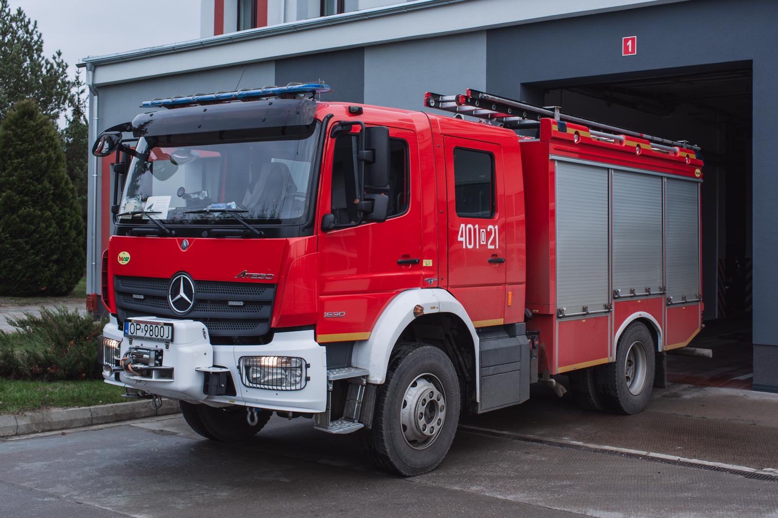 Średni samochód ratowniczo-gaśniczy ustawiony na placu przed bramą wyjazdową w JRG Brzeg.