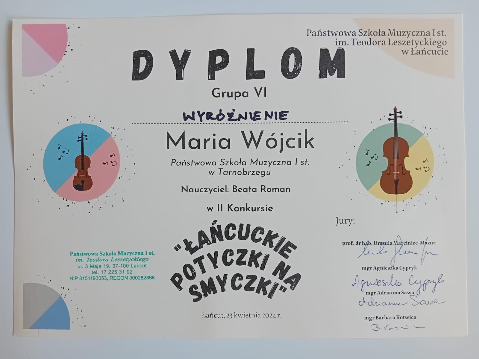 Dyplom wyróżnienia. Po lewej stronie grafika przedstawiająca skrzypce oraz nuty w niebiesko-różowym kole, a po prawej grafika przedstawiająca wiolonczelę oraz nuty w szaro-żółtym kole. Na dole po prawej stronie podpisy jury.