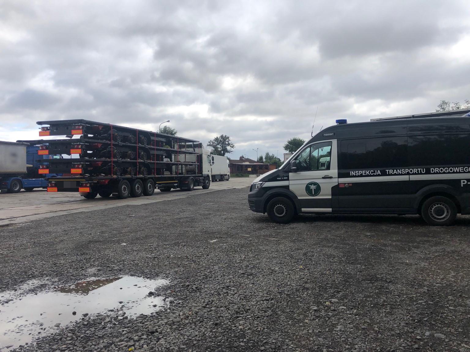 Zatrzymana ciężarówka na punkcie kontrolnym i radiowóz ITD