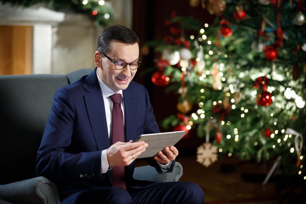 Premier Mateusz Morawiecki ogląda życzenia.