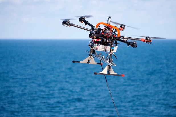 Testy elementów systemu AVAL przeprowadzone na morzu. Na zdjęciu dron unoszący się w powietrzu nad powierzchnią morza