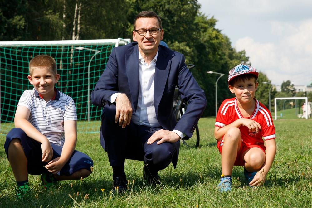Premier Mateusz Morawiecki z młodymi piłarzami w Tychach.