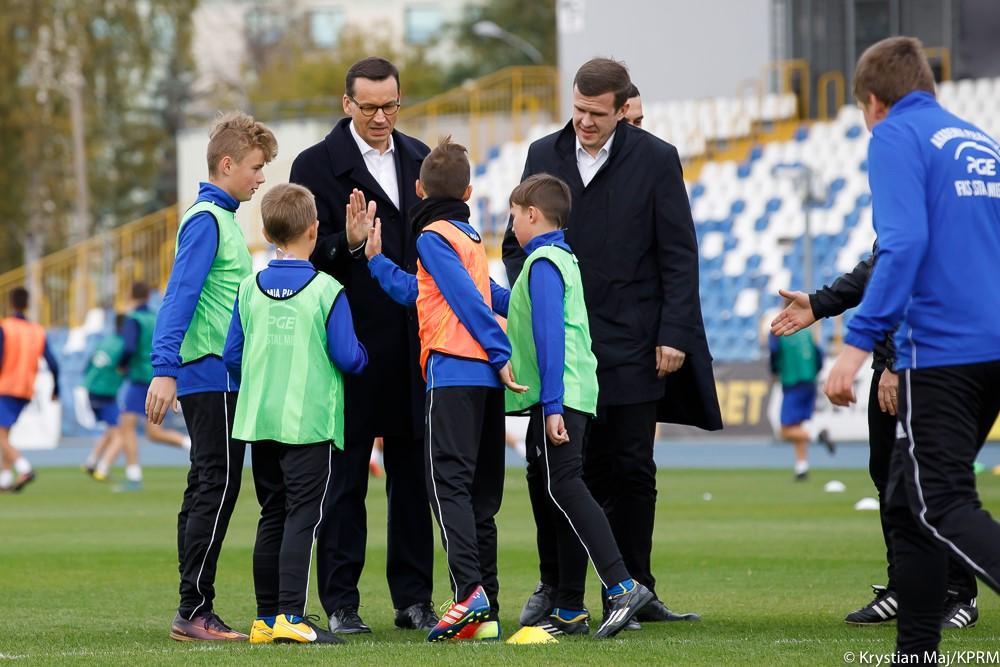 Premier przybija piątkę piłkarzom.