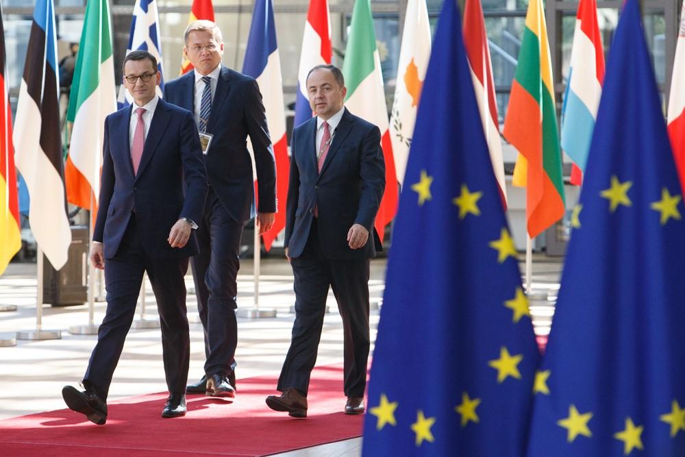 Premier Mateusz Morawiecki na czerwonym dywanie w Parlamencie Europejskim.