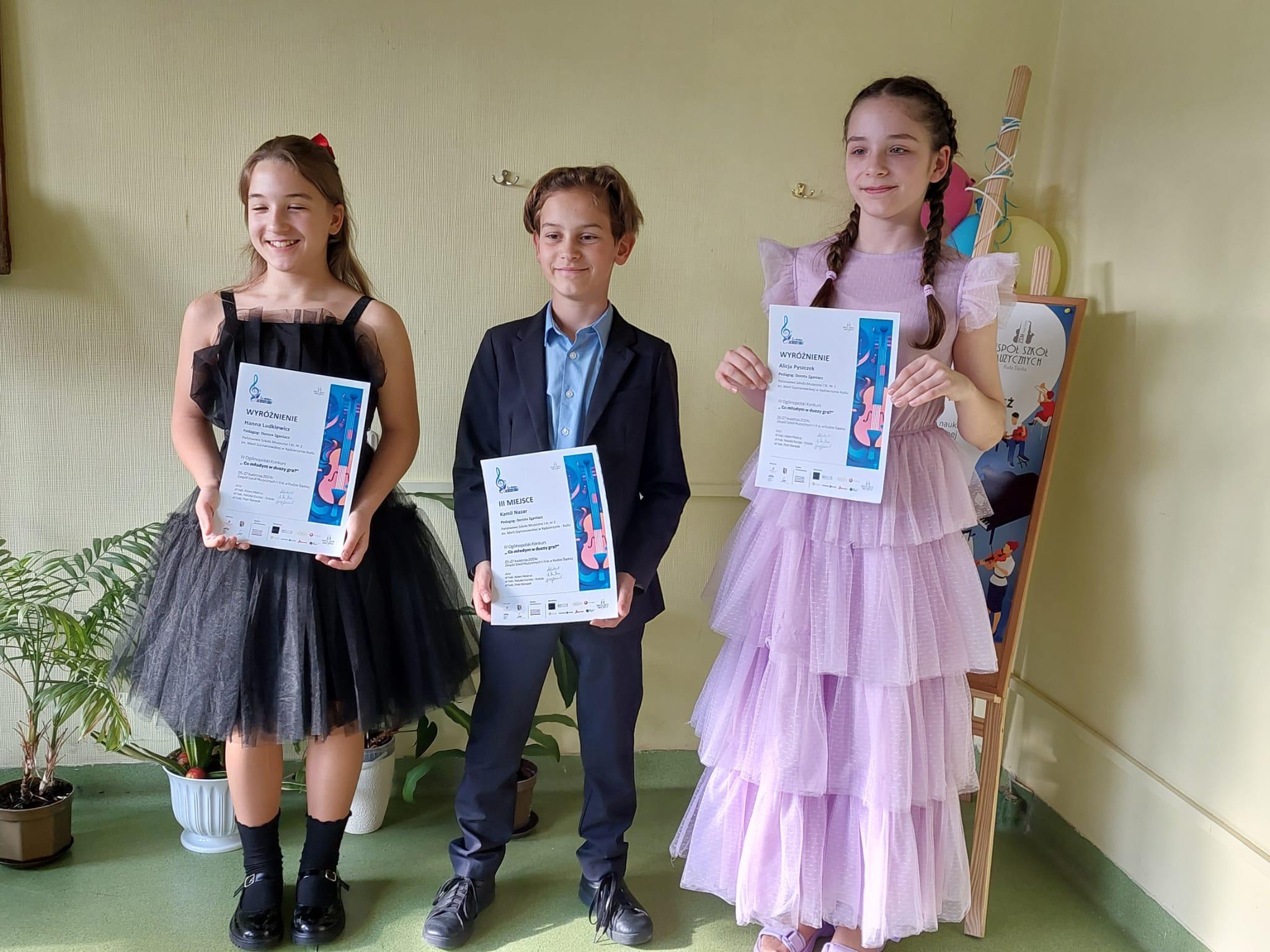 laureaci z dyplomami