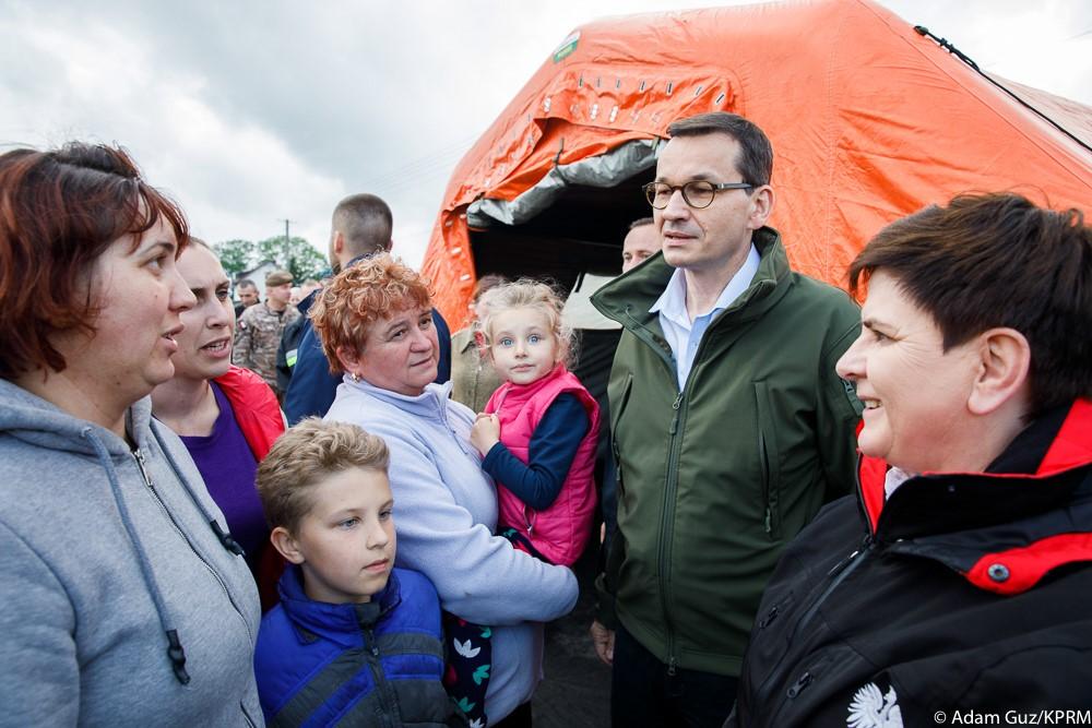 Premier Mateusz Morawiecki i premier Beata Szydło wśród ludzi.