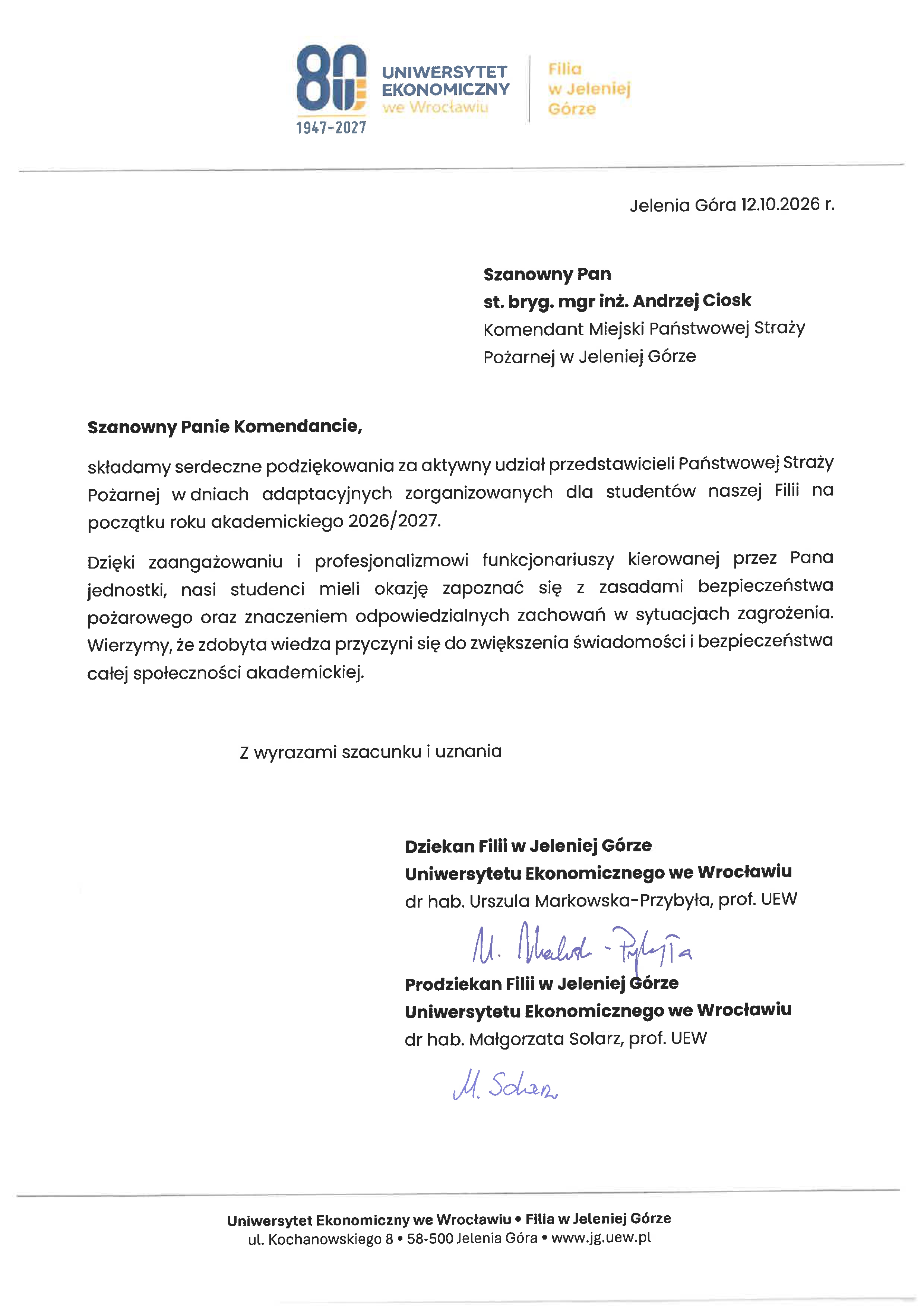 Pismo z podziękowaniami od Filii Uniwersytetu Ekonomicznego we Wrocławiu w Jeleniej Górze za udział funkcjonariuszy PSP w dniach adaptacyjnych dla studentów. Podkreślono profesjonalizm strażaków oraz ich wkład w edukację z zakresu bezpieczeństwa pożarowego.