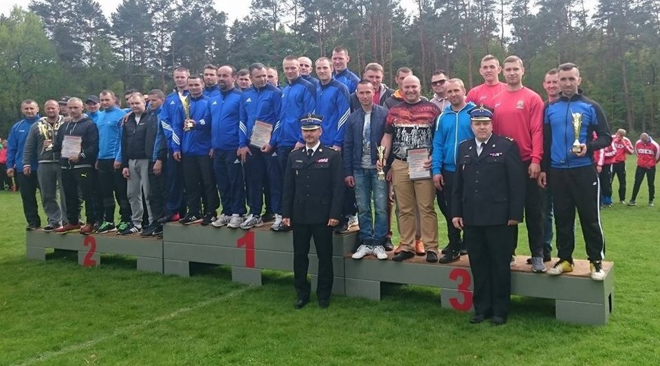 Zdjęcie nr 5. Reprezentacja KP PSP w Policach na podium na XIII Mistrzostwach Województwa Zachodniopomorskiego w Sporcie Pożarniczym (maj, 2016 rok).