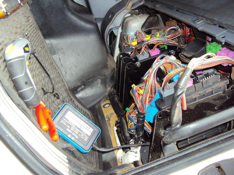 Otwarta skrzynka bezpieczników