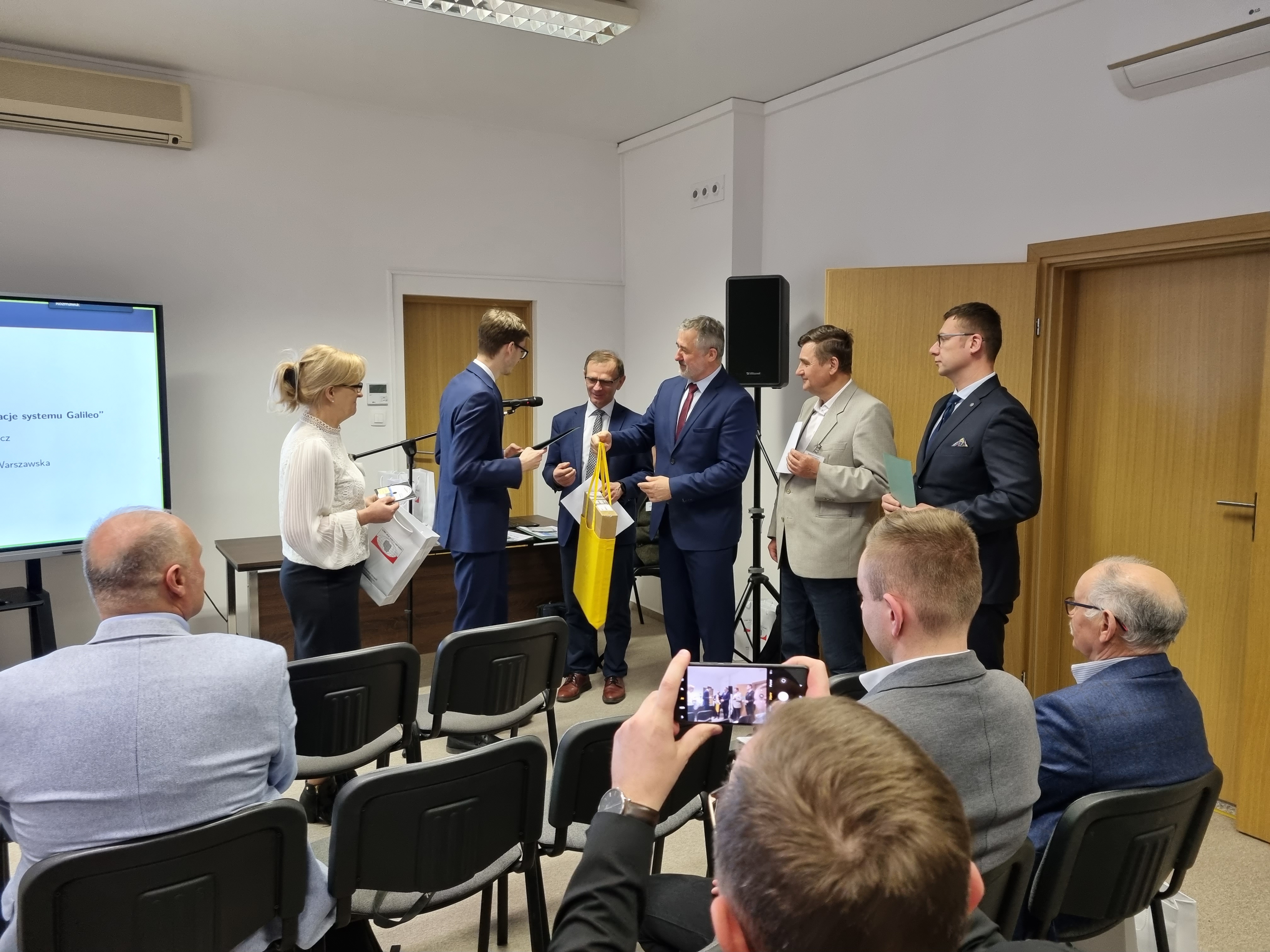 Zaproszeni goście oraz laureaci "Konkursu na najlepsze prace dyplomowe obronione na kierunku geodezja i kartografia w 2020/2021 roku"