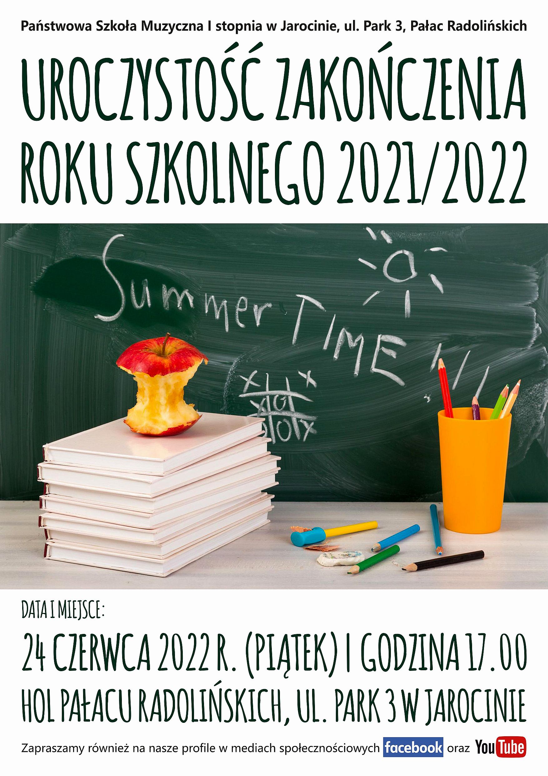 Plakat informujący o uroczystości zakończenia roku szkolnego w dniu 24 czerwca 2022 roku o godzinie 17.00. W centralnej części plakatu umieszczone jest zdjęcie przedstawiające tablicę szkolną z napisem "Summer time". Pod tablicą leżą książki, ogryzek jabłka oraz kubek z kredkami.