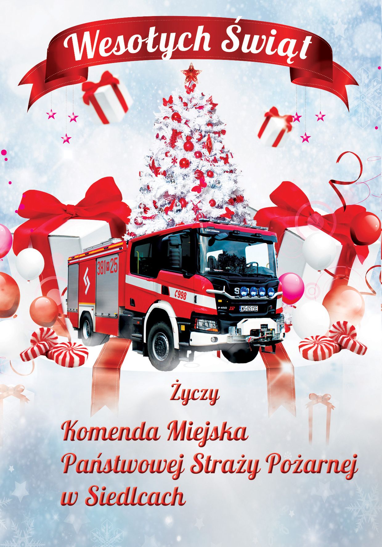 Plakat "Wesołych Świąt życzy Komenda Miejska Państwowej Straży Pożarnej w Siedlcach". Na zdjęciu samochód pożarniczy wśród prezentów pod choinką.
