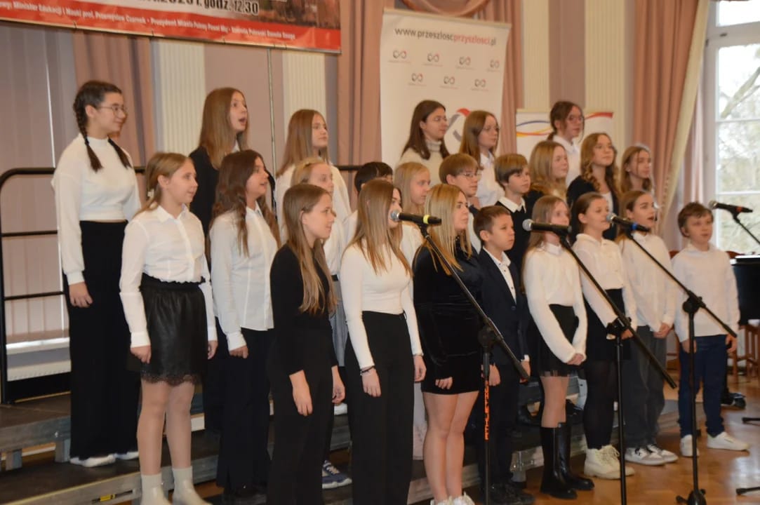 Zdjęcie chóru szkolnego podczas występu