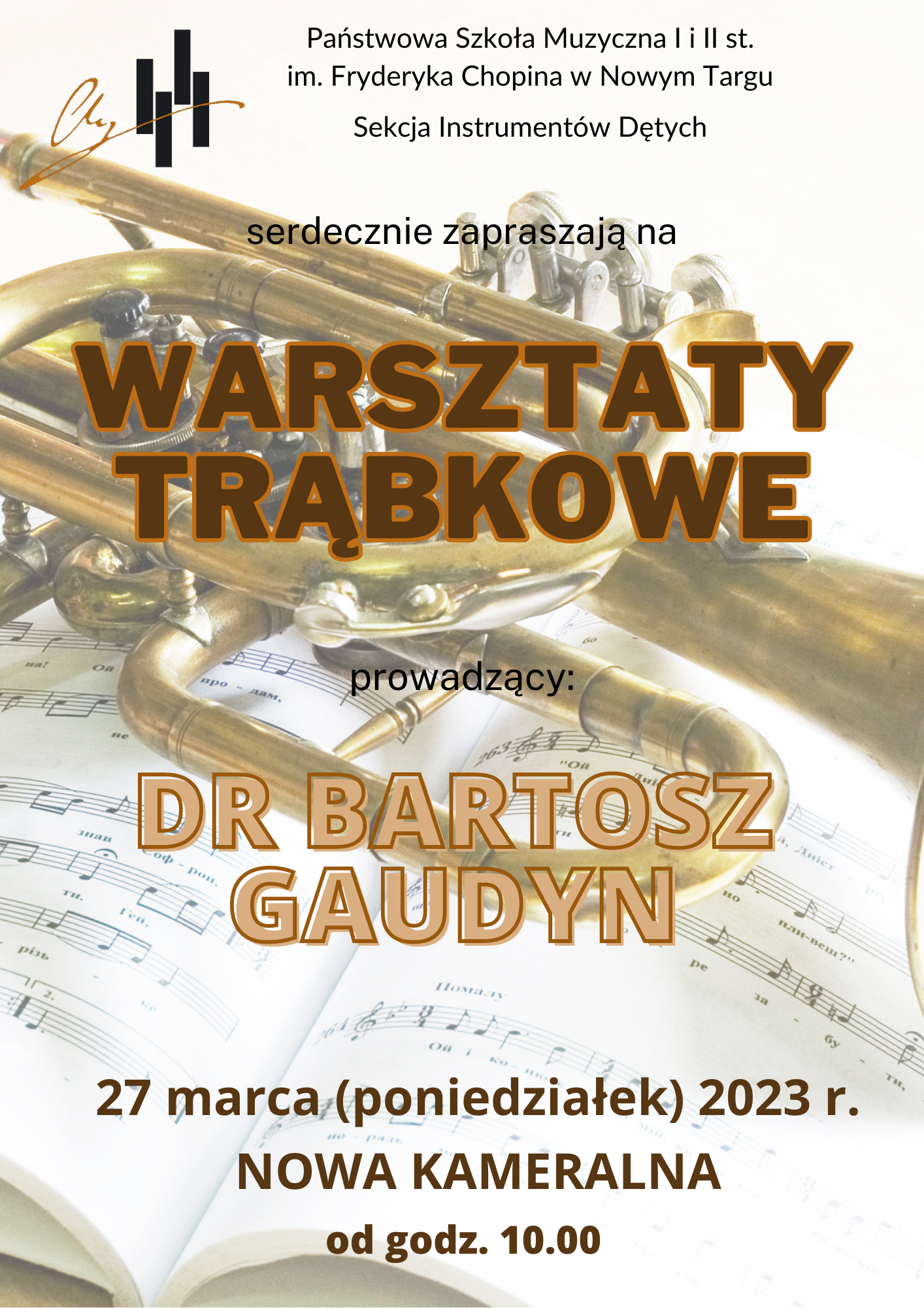 Plakat informujący o warsztatach trąbkowych. W lewym górnym rogu logo szkoły. W tle zeszyt nutowy a na nim złota trąbka. Napisy na plakacie są w kolorach czarnym i brązowym