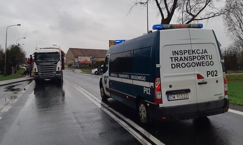 Załoga patrolu dolnośląskiej ITD pierwsza przybyła na miejsce poważnego wypadku drogowego na krajowej „ósemce” koło Wrocławia.